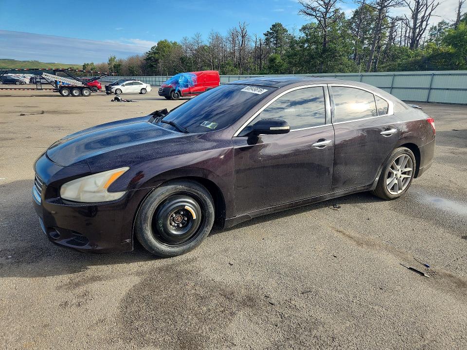 FRONT END on 2010 NISSAN MAXIMA