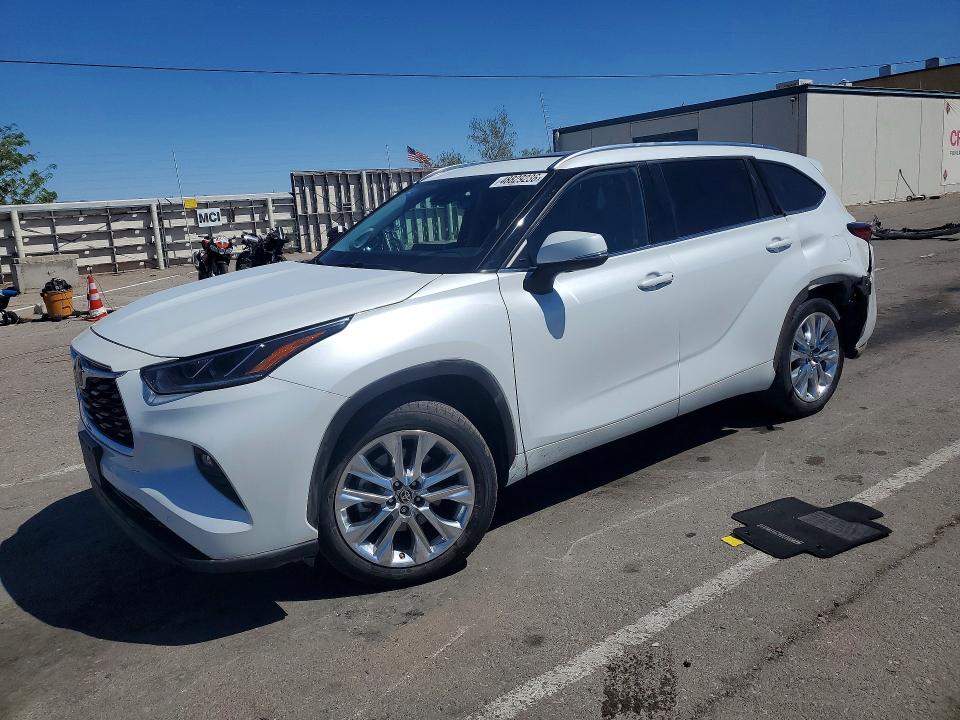 REAR END on 2022 TOYOTA HIGHLANDER